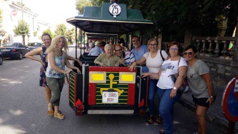 Los mayores llegan a la feria de Baeza en tren