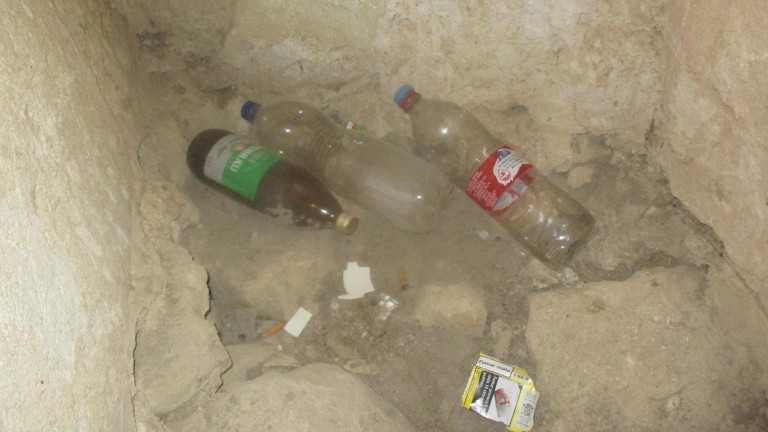 Abandono, basura y botellón en Santo Domingo de Silos