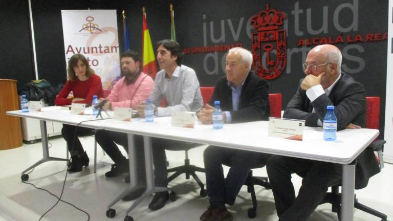 El escritor Benjamín Prado acude a un encuentro con sus lectores