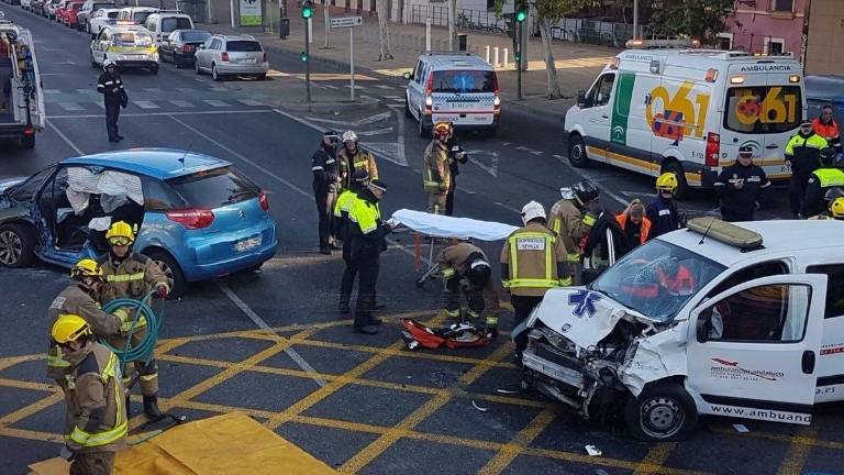 Cinco heridos en Sevilla en un accidente de tráfico Cinco heridos en Sevilla en un accidente de tráfico