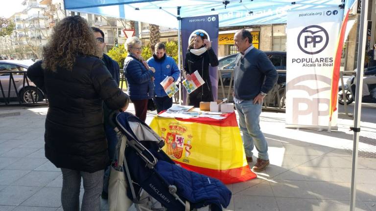 El PP sale a la calle para pedir opiniones a la ciudadanía local