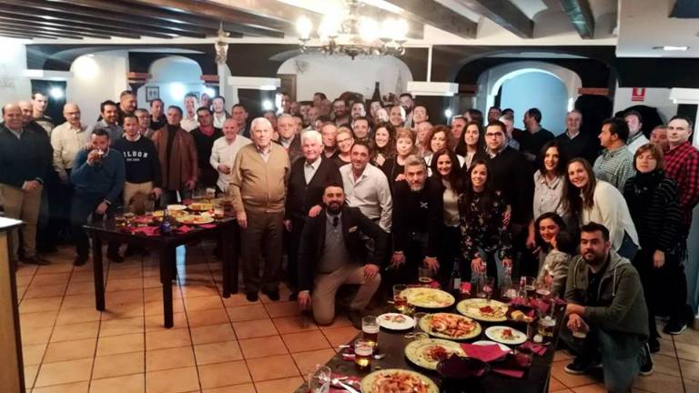 Gran cena de un grupo de universitarios Gran cena de un grupo de universitarios