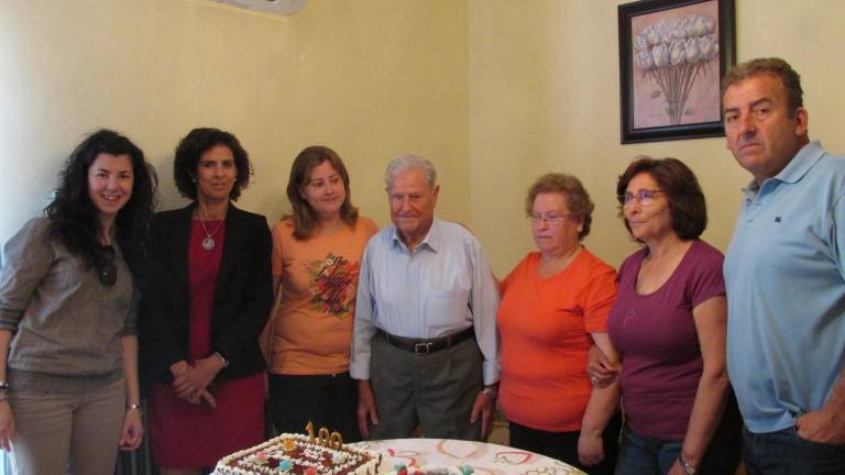Un siglo de risas y alegrías Un siglo de risas y alegrías