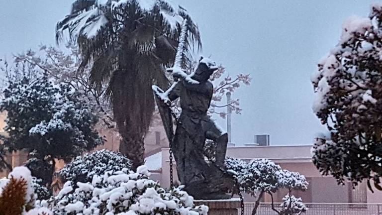 La nieve obliga a circular con cadenas en diez vías La nieve obliga a circular con cadenas en diez vías