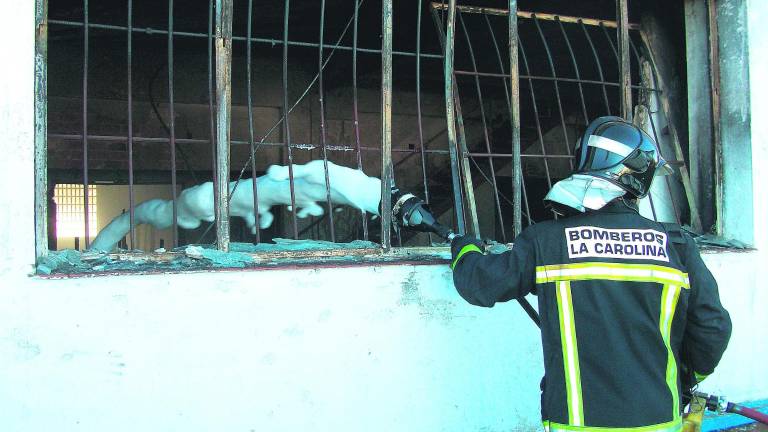Una fábrica arde en La Carolina Una fábrica arde en La Carolina