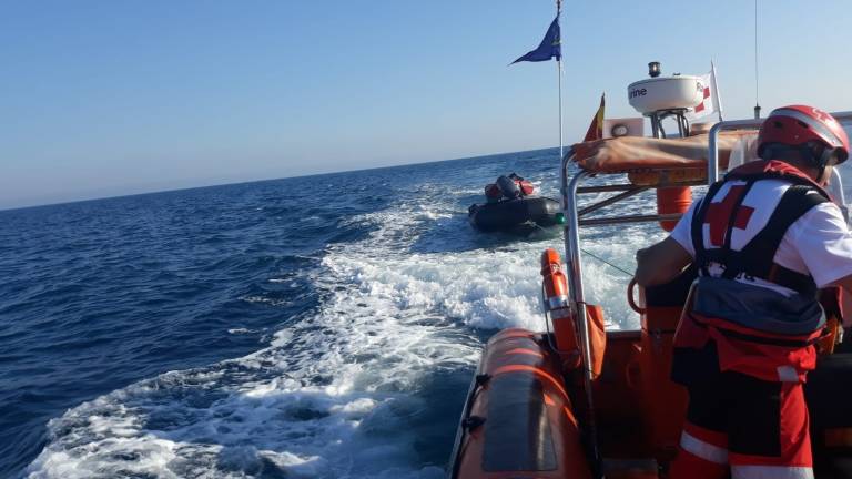 Rescatada una patera con 70 personas en el Alborán Rescatada una patera con 70 personas en el Alborán