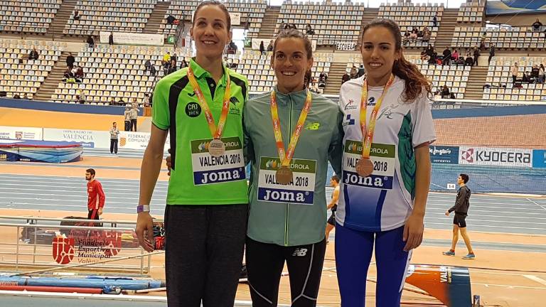 Natalia Romero no se baja del podio Natalia Romero no se baja del podio