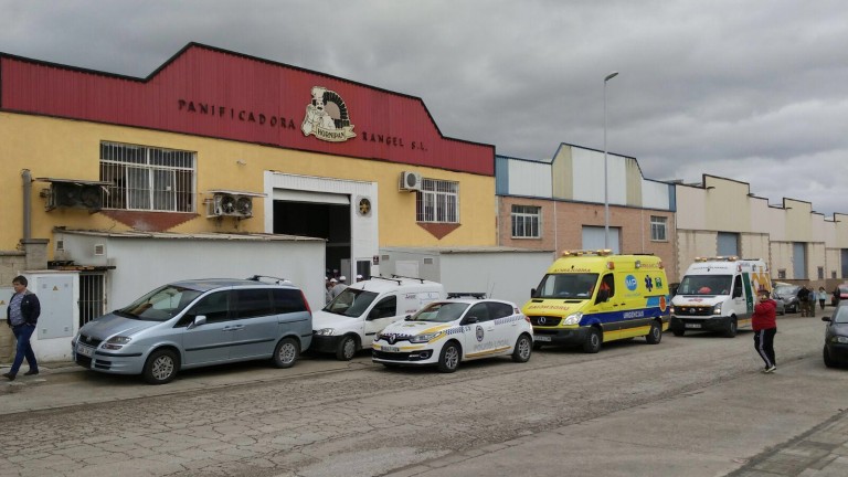 Cuatro trabajadores heridos en una panificadora industrial de Bailén al desplomarse el tejado