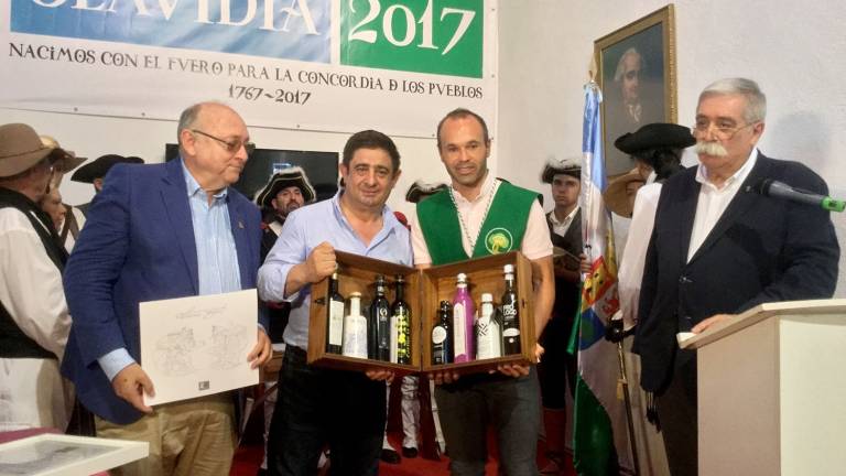 Andrés Iniesta es ya hijo adoptivo de Carboneros Andrés Iniesta es ya hijo adoptivo de Carboneros