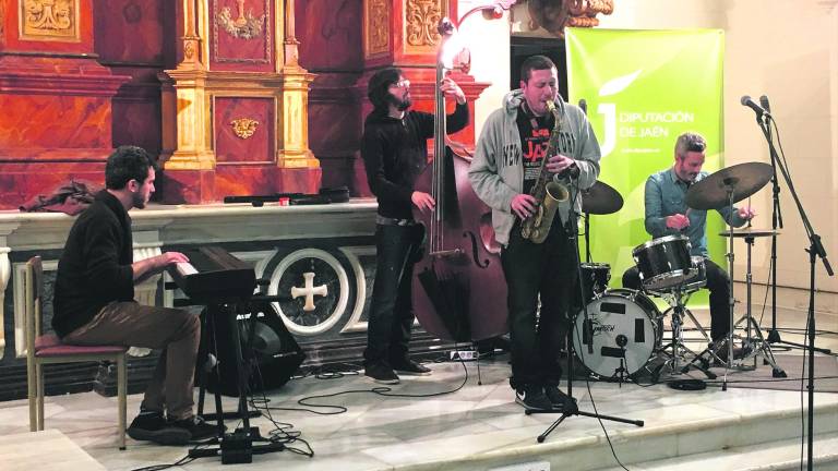 Lleno con el saxofón de Ernesto Aurignac Lleno con el saxofón de Ernesto Aurignac