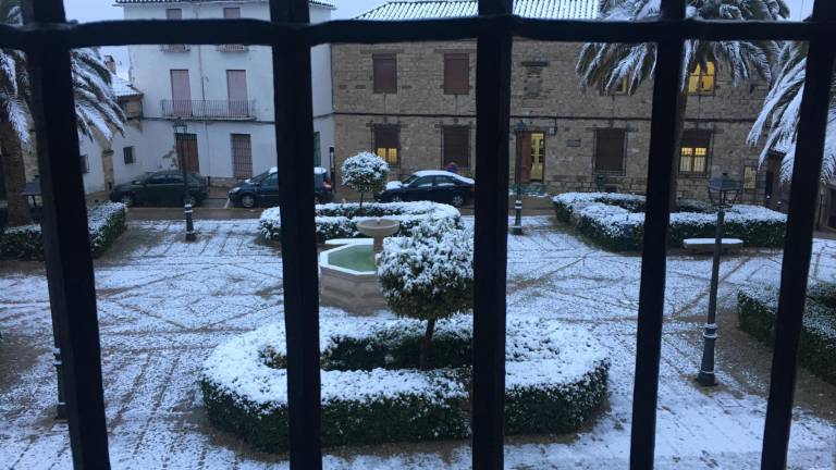 La nieve obliga a circular con cadenas en diez vías La nieve obliga a circular con cadenas en diez vías