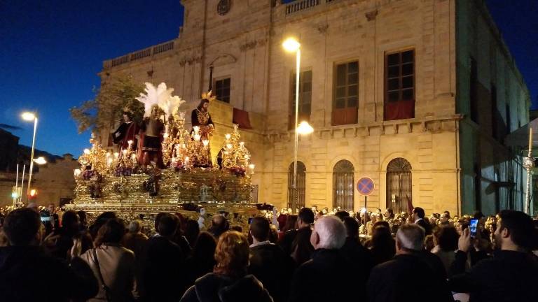 Fervor y manos en el corazón entre palios, varales y tronos