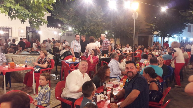 El popular barrio de Santa Ana en Valdepeñas celebra sus fiestas vecinales