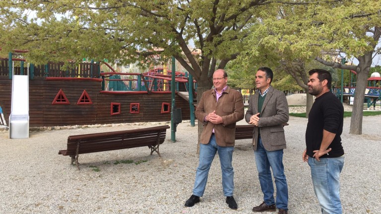 El alcalde visita los trabajos de mejora en el parque Ciudad de los Niños