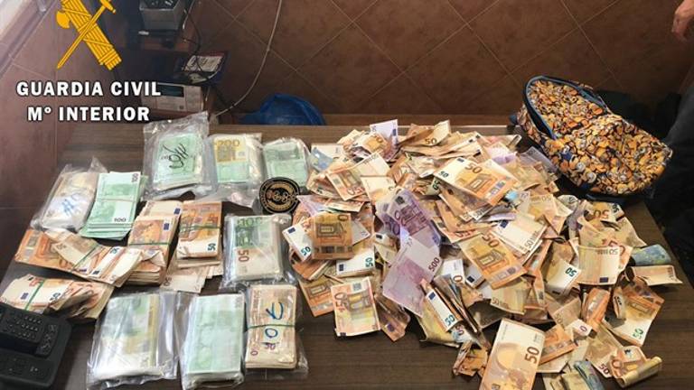 La Guardia Civil recupera 250.000 euros abandonados en un arcén La Guardia Civil recupera 250.000 euros abandonados en un arcén