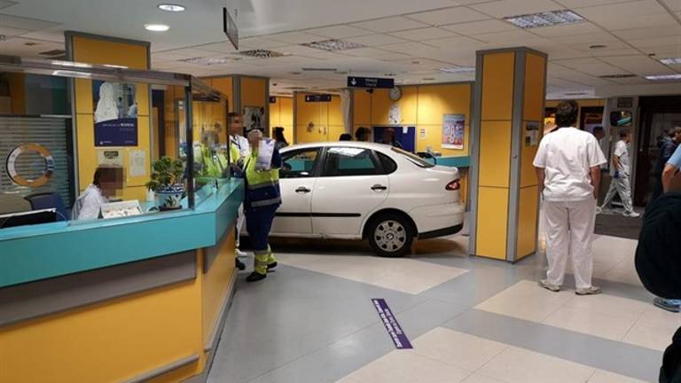 Empotra el coche en el mostrador del hospital