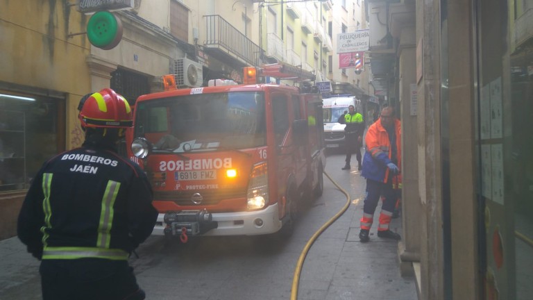 Evacuado un hombre por inhalación de humo en el incendio de una tienda de Jaén