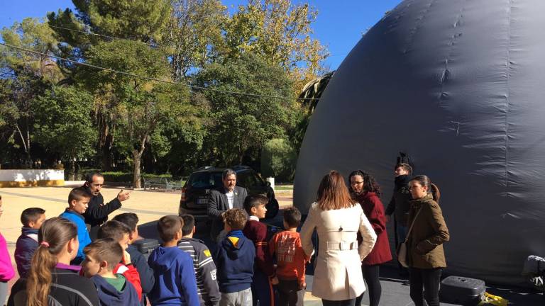 Visita del planetario móvil “más grande” Visita del planetario móvil “más grande”