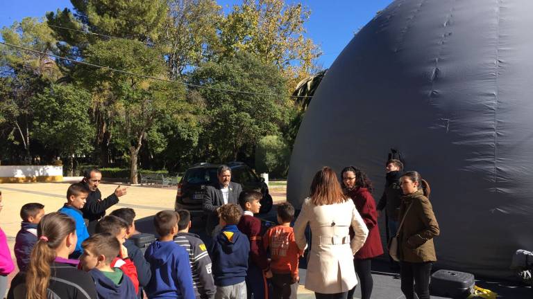 Visita del planetario móvil “más grande”