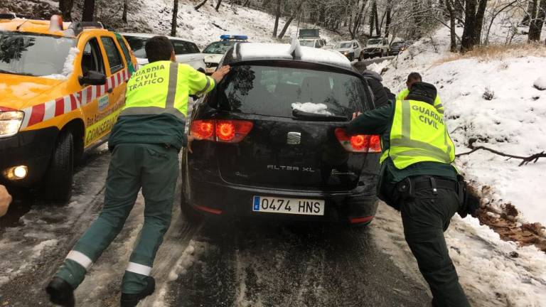 Dieciséis vehículos quedan atrapados en Cazorla por la nieve Dieciséis vehículos quedan atrapados en Cazorla por la nieve