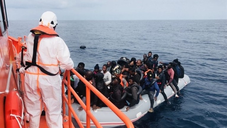 Rescatadas 140 personas que navegaban en el Estrecho