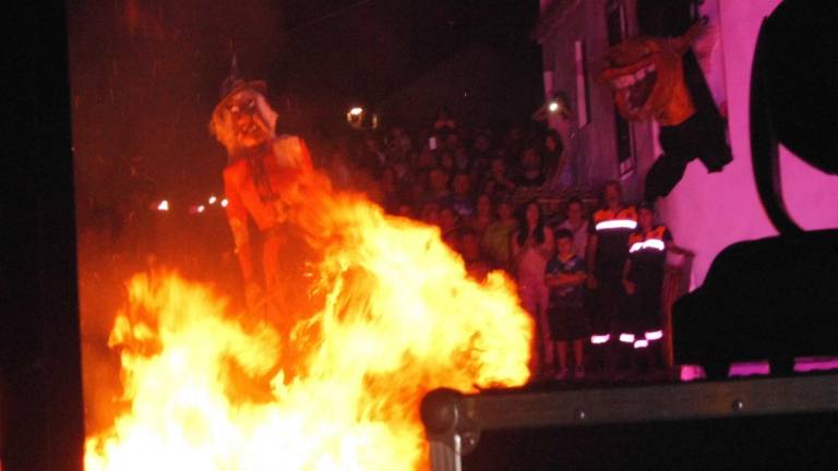Una multitud sigue la quema de la bruja junto a la iglesia de San Juan Bautista Una multitud sigue la quema de la bruja junto a la iglesia de San Juan Bautista