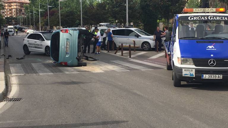 Un coche vuelca en el Bulevar