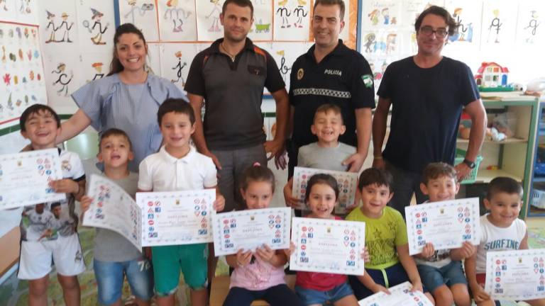 Los niños aprenden sobre la seguridad vial