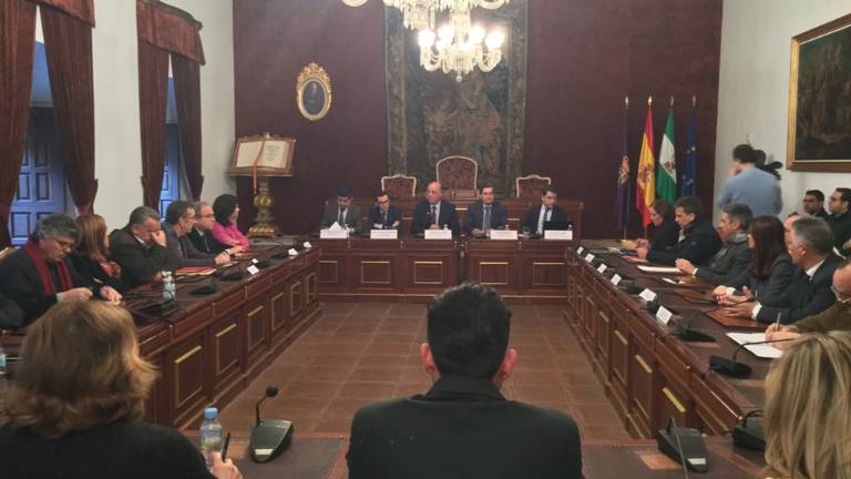 Reyes considera necesaria la conversión en autovía de la N-432 por motivos de seguridad Reyes considera necesaria la conversión en autovía de la N-432 por motivos de seguridad