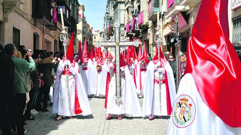 Calles llenas de rojo y blanco