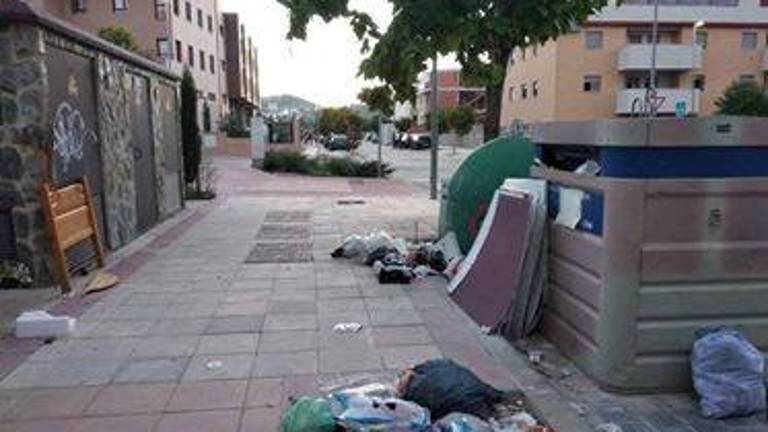La calle Juan Pablo Segundo también se ve afectada por restos de suciedad La calle Juan Pablo Segundo también se ve afectada por restos de suciedad