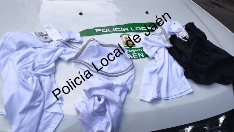 Detenida una pareja acusada de sustraer ropa en una tienda Detenida una pareja acusada de sustraer ropa en una tienda