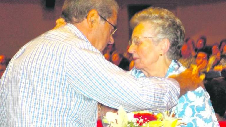 Abrazo de los hijos de dos guerrilleros en un acto sobre Cencerro Abrazo de los hijos de dos guerrilleros en un acto sobre Cencerro