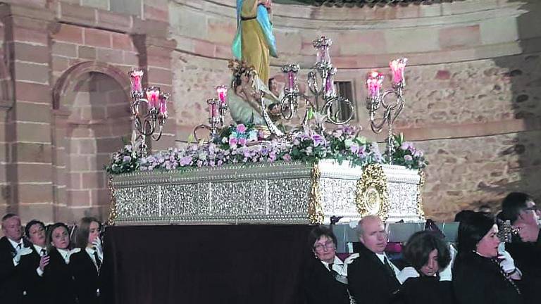 Un pequeño pueblo unido alrededor de su Inmaculada Un pequeño pueblo unido alrededor de su Inmaculada