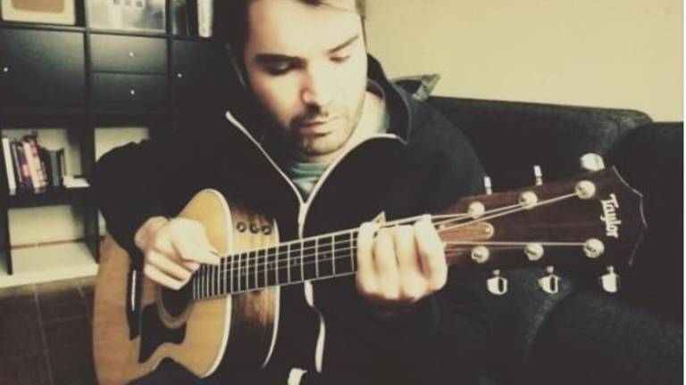 “Chino”, de Supersubmarina, sube una nueva foto a Instagram tocando la guitarra “Chino”, de Supersubmarina, sube una nueva foto a Instagram tocando la guitarra