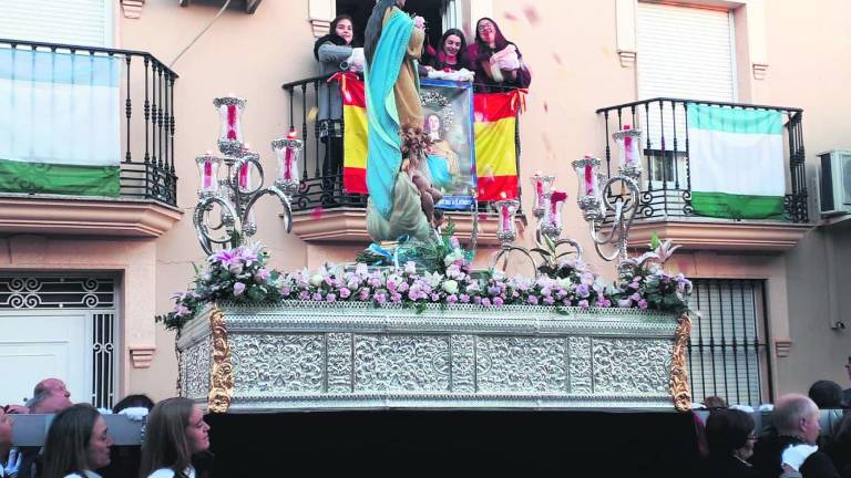 Un pequeño pueblo unido alrededor de su Inmaculada Un pequeño pueblo unido alrededor de su Inmaculada