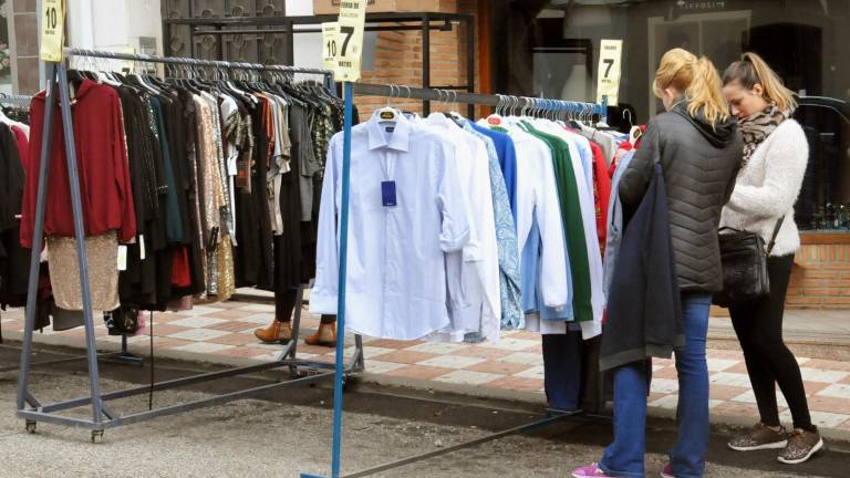 Clientes en la calle para hacerse con las gangas Clientes en la calle para hacerse con las gangas