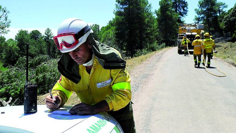 Combate para apagar una a una las brasas de un fuego de 830 hectáreas