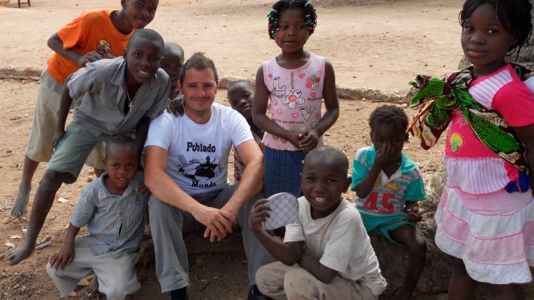 Un abrazo solidario a partes del mundo sin tanta fortuna Un abrazo solidario a partes del mundo sin tanta fortuna