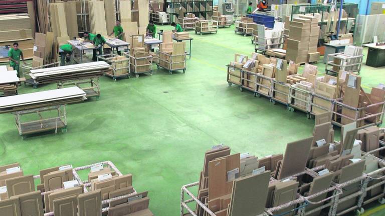 Las fábricas de madera suben el sueldo de sus trabajadores Las fábricas de madera suben el sueldo de sus trabajadores