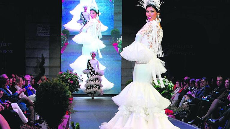 Creatividad al máximo sobre la pasarela de moda flamenca