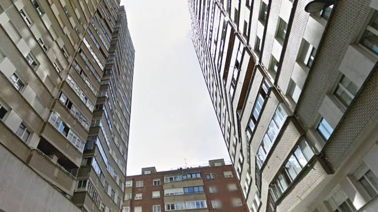 Muere una joven de 17 años al caer desde un decimoquinto piso Muere una joven de 17 años al caer desde un decimoquinto piso