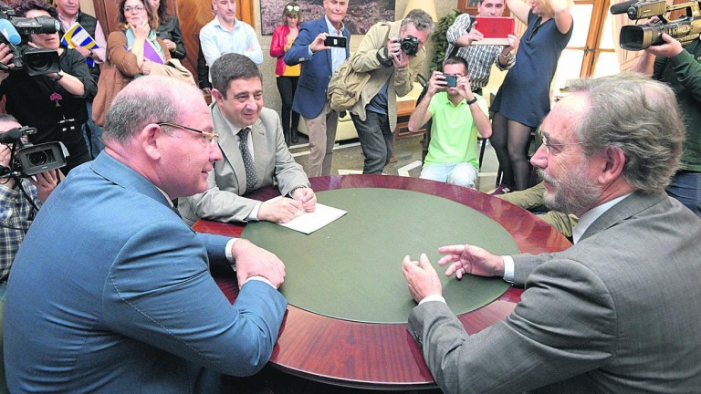 El consejero se cita con el alcalde ante la crisis del pacto del tranvía