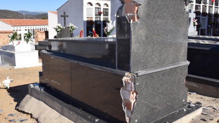 Denuncia por actos vandálicos en una tumba de La Carolina