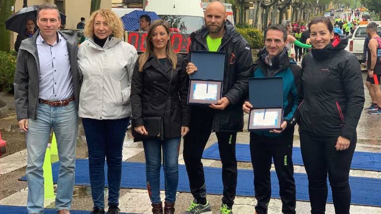Dos deportistas solidarios Dos deportistas solidarios