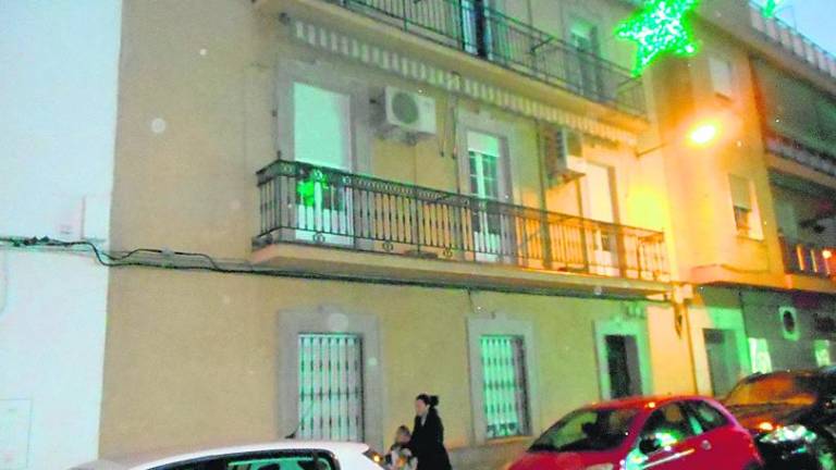 Desalojo de cinco personas por el incendio de una casa Desalojo de cinco personas por el incendio de una casa