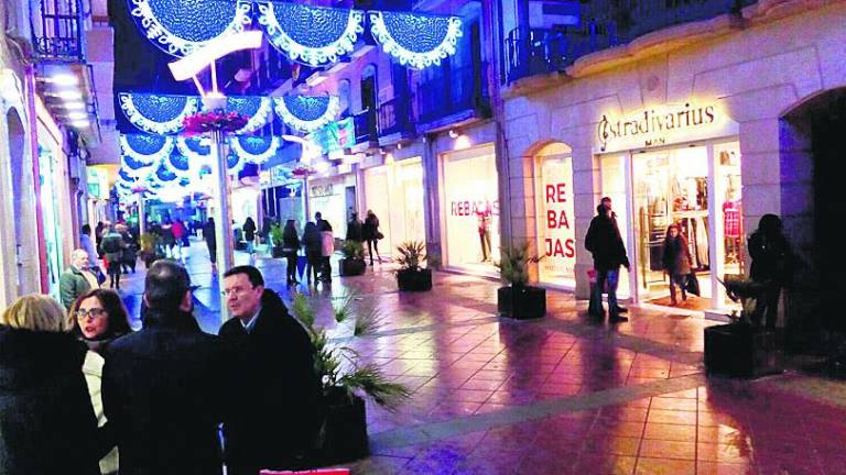 Las calles se llenan durante la primera jornada de rebajas Las calles se llenan durante la primera jornada de rebajas