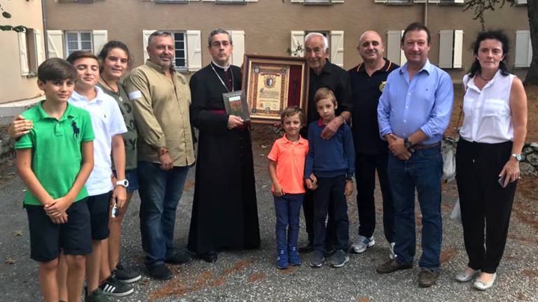 Los “caballeros” visitan y viven el fervor en Francia