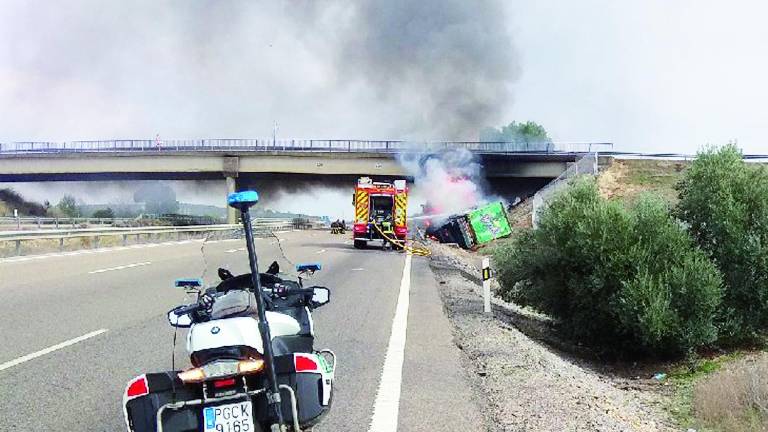 Arde un camión lleno de cervezas vacías en Bailén