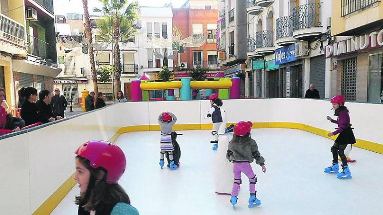 Los más pequeños disfrutan del patinaje en pleno centro